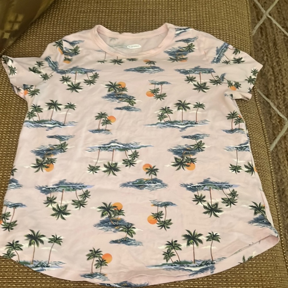 Old Navy size M tee